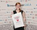 Sophie Grosch, responsible for online advertising, with the award :: Nomos